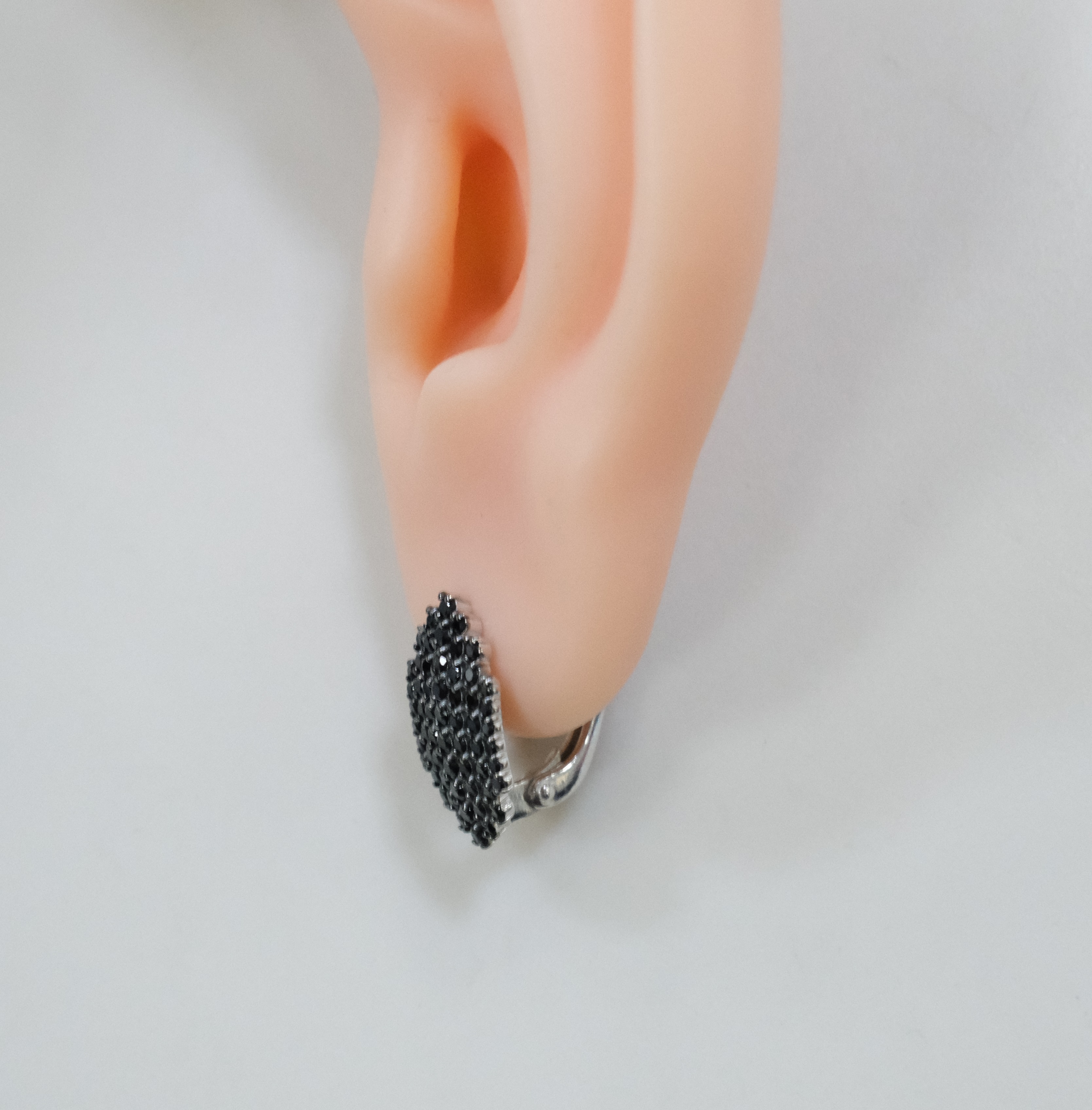 Серебряные серьги со шпинелью